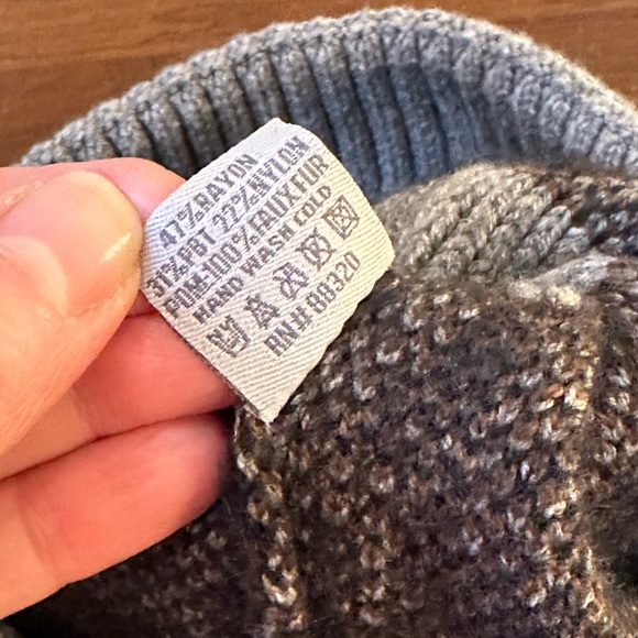 NWOT C.C Soft Gray Leopard Acrylic Faux Fur Pom Beanie OSFM - Picture 9 of 10
